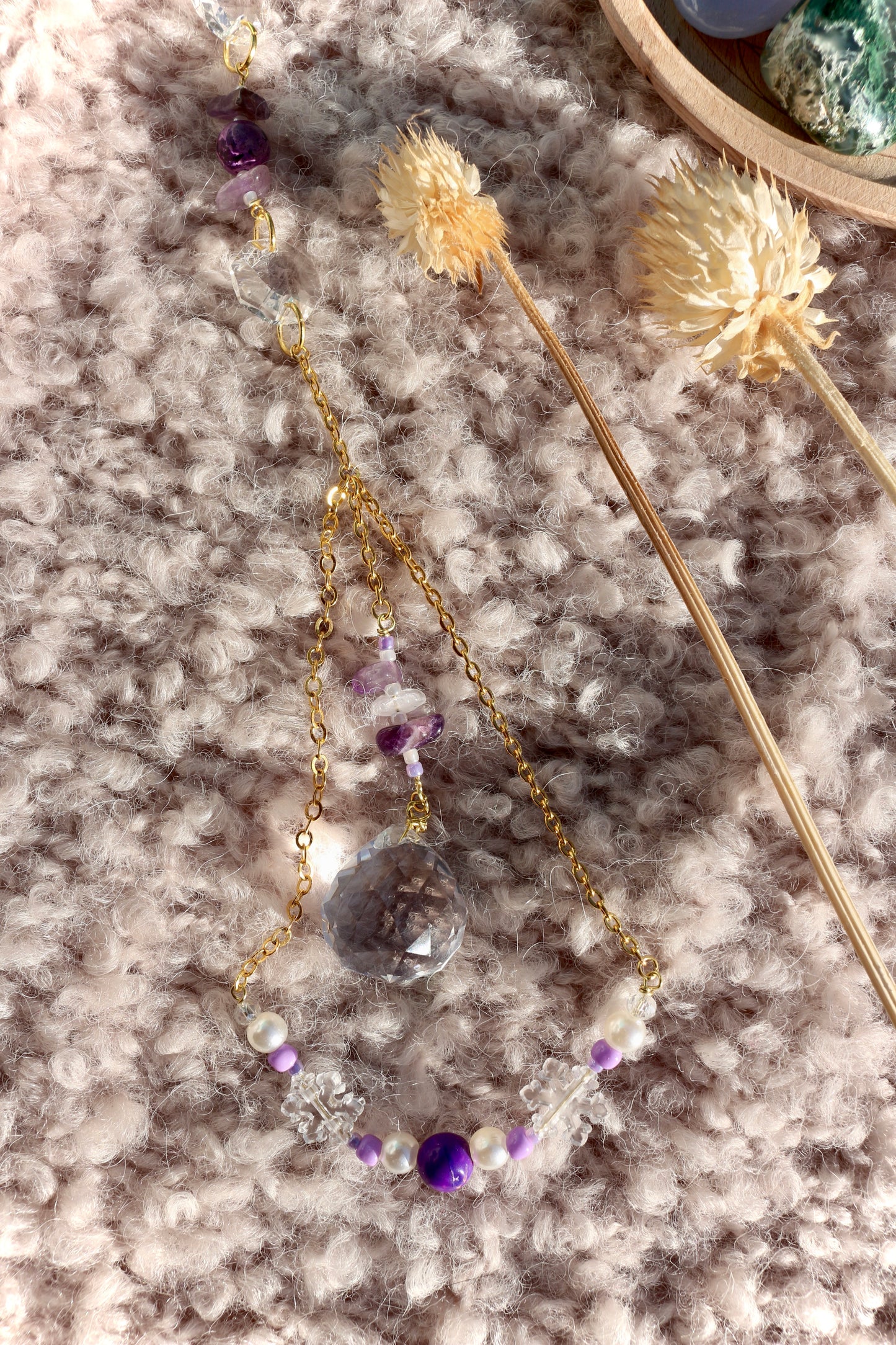 Attrape soleil / suncatcher par Ollasun. Modèle Eïra composé d'améthyste et de jaspe violet