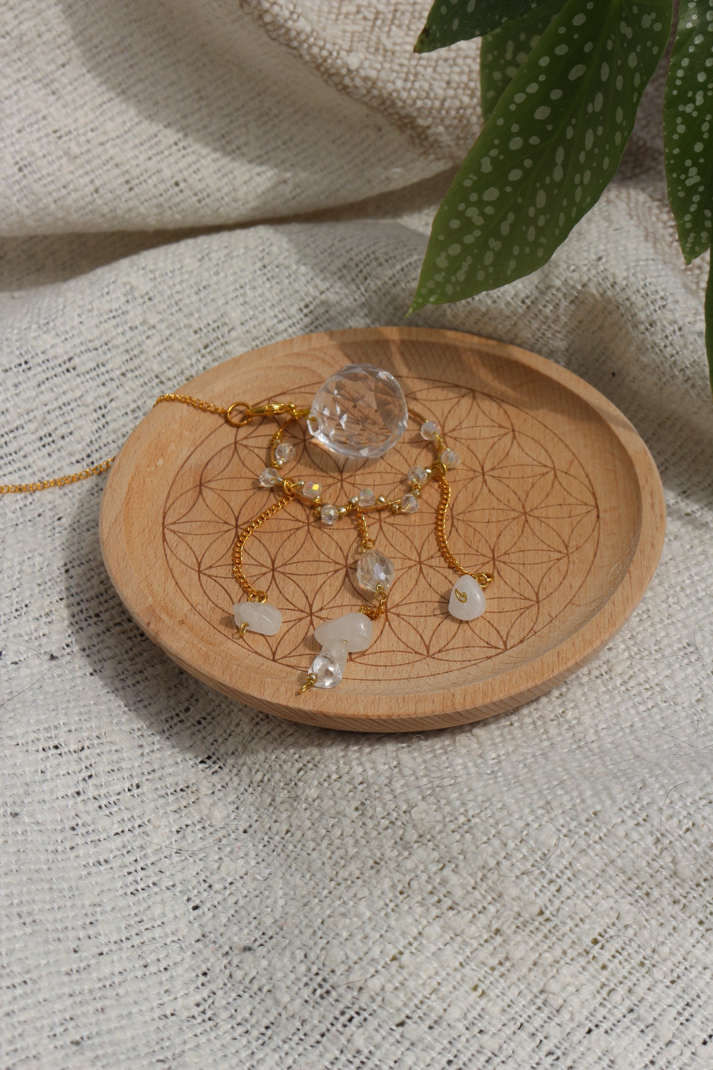 ✨ OLLASUN – Artisanat lumineux
OLLASUN est une marque artisanale française née du désir profond de ralentir, de reconnecter à soi et de réenchanter le quotidien.
Chaque création est pensée comme un rituel poétique, une invitation à observer la lumière autrement.
Nos suncatchers – ou attrape-soleil – transforment les rayons du soleil en reflets arc-en-ciel, apportant paix, magie et énergie douce aux intérieurs.
Confectionnés à la main, avec des prismes de verre, des pierres naturelles choisies pour leurs vib