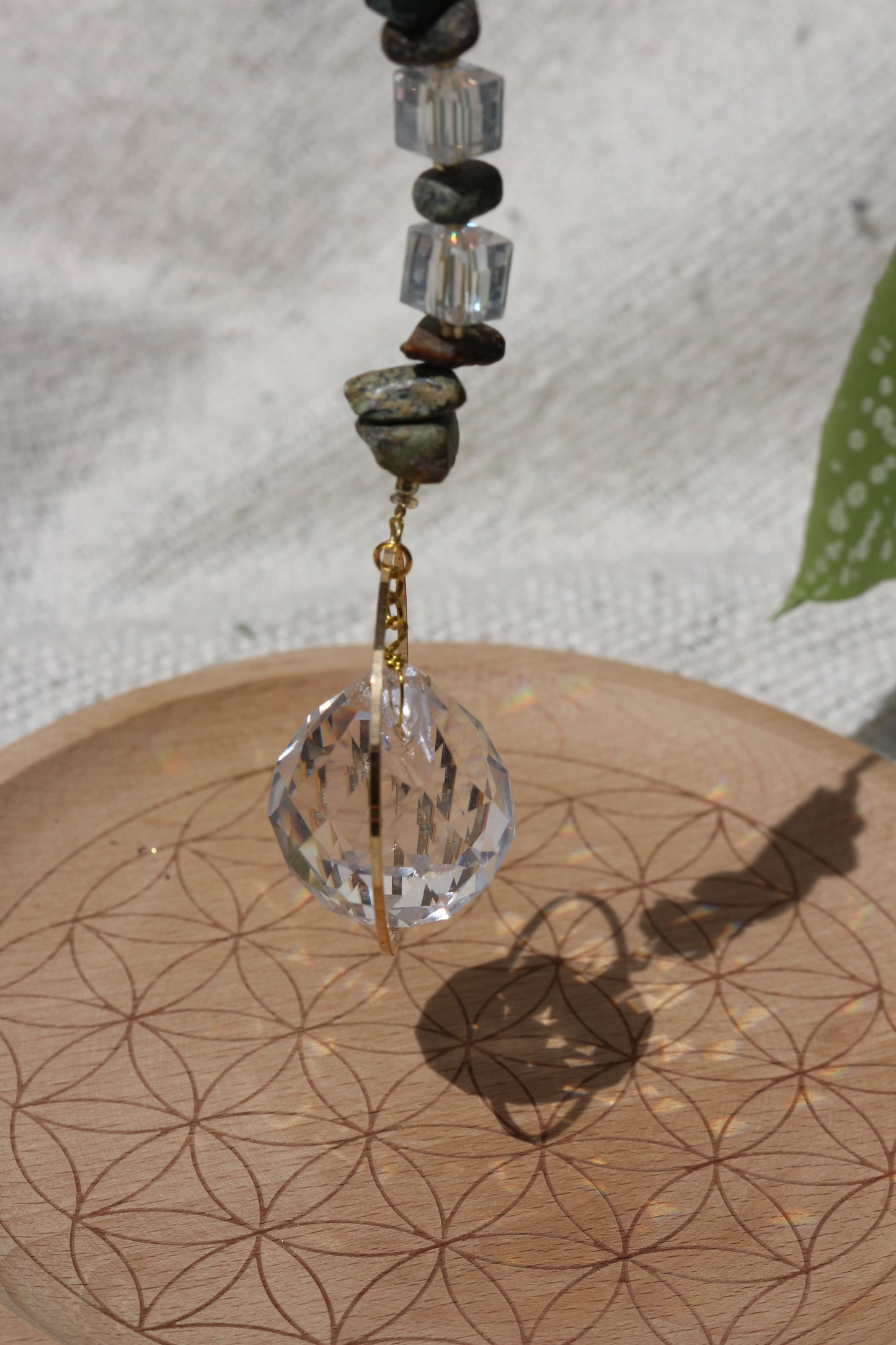 OLLASUN est une marque artisanale française née du désir profond de ralentir, de reconnecter à soi et de réenchanter le quotidien.
Nos suncatchers – ou attrape-soleil – transforment les rayons du soleil en reflets arc-en-ciel, apportant paix, magie et énergie douce aux intérieurs.