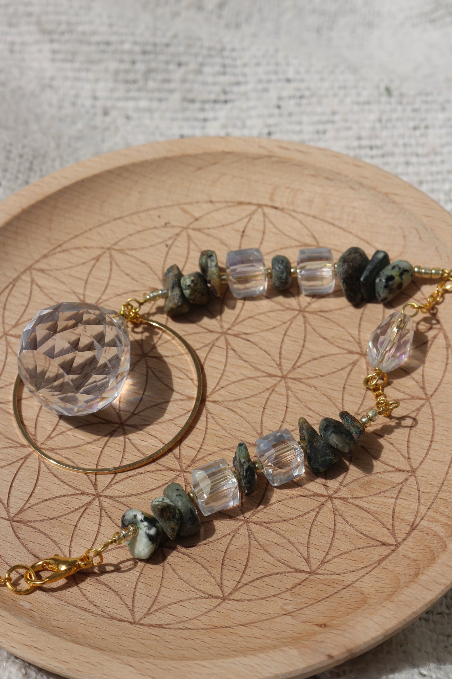 OLLASUN est une marque artisanale française née du désir profond de ralentir, de reconnecter à soi et de réenchanter le quotidien.
Nos suncatchers – ou attrape-soleil – transforment les rayons du soleil en reflets arc-en-ciel, apportant paix, magie et énergie douce aux intérieurs.