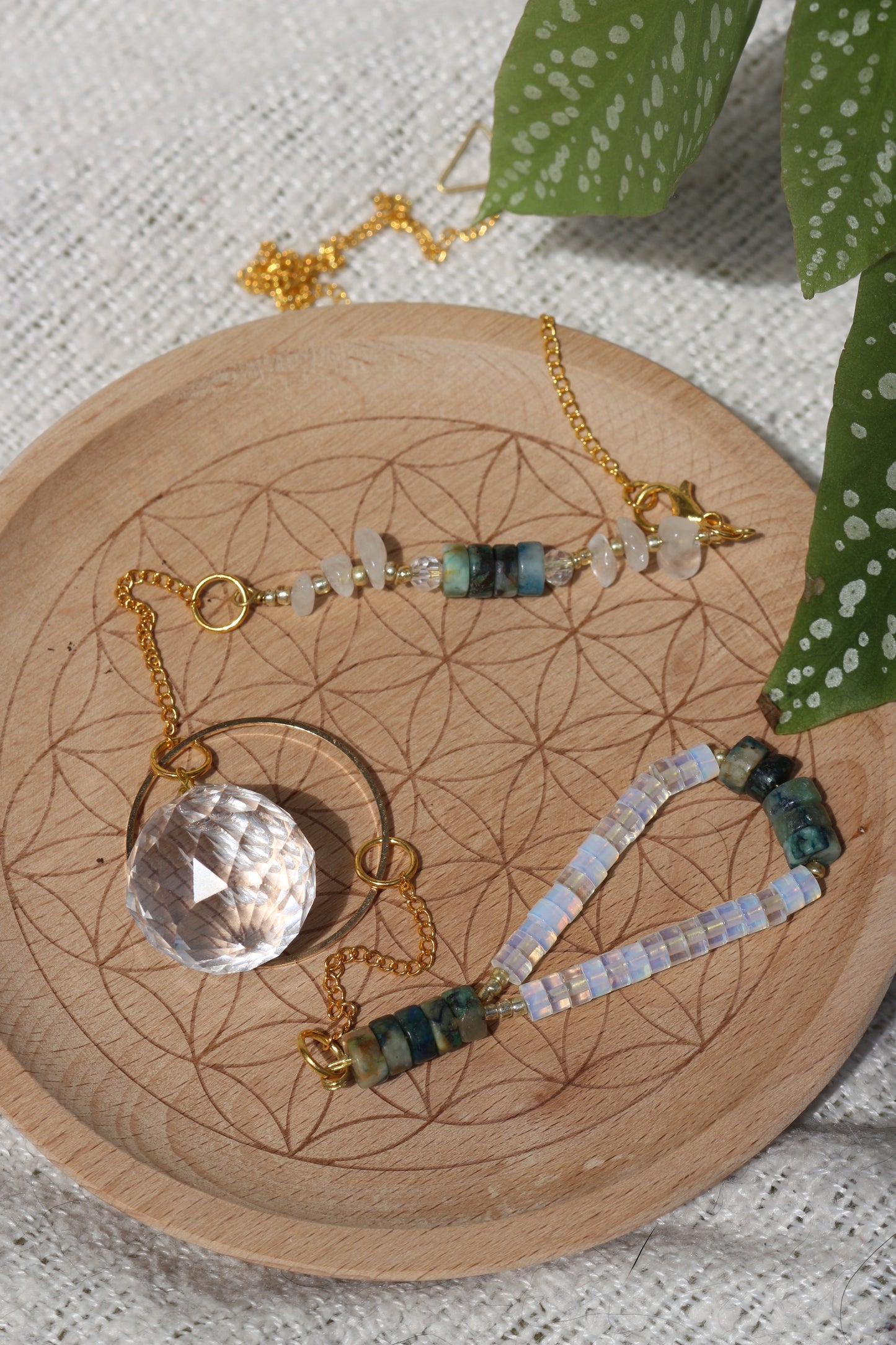 OLLASUN est une marque artisanale française née du désir profond de ralentir, de reconnecter à soi et de réenchanter le quotidien.
Nos suncatchers – ou attrape-soleil – transforment les rayons du soleil en reflets arc-en-ciel, apportant paix, magie et énergie douce aux intérieurs.