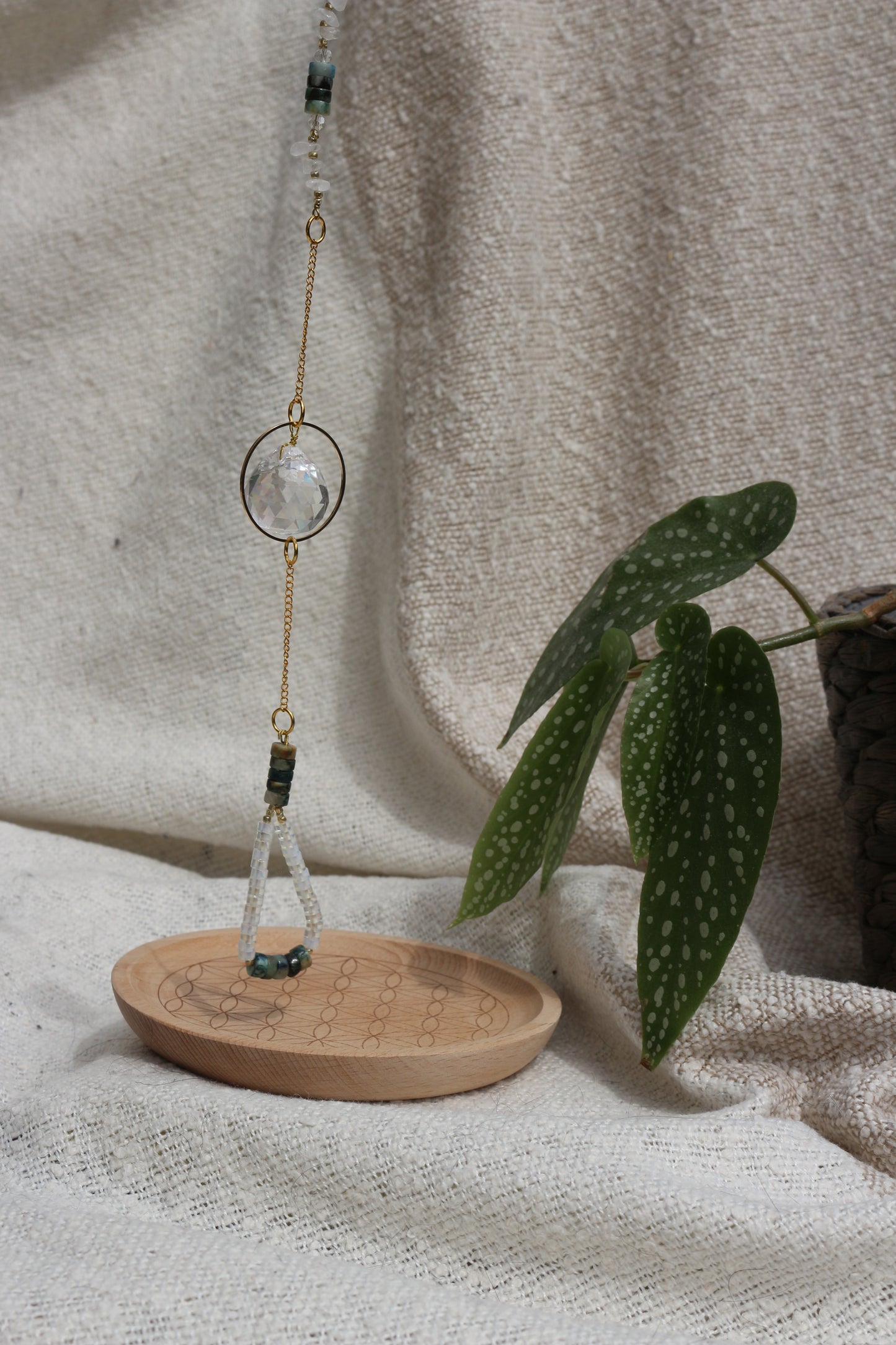 OLLASUN est une marque artisanale française née du désir profond de ralentir, de reconnecter à soi et de réenchanter le quotidien.
Nos suncatchers – ou attrape-soleil – transforment les rayons du soleil en reflets arc-en-ciel, apportant paix, magie et énergie douce aux intérieurs.