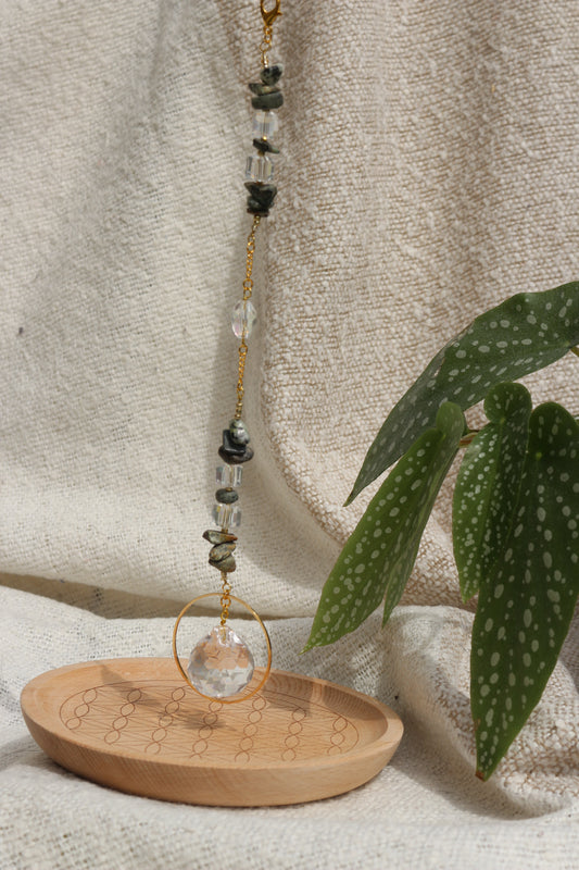 Découvrez OLLASUN, des suncatchers artisanaux inspirés par la nature et la lumière pour illuminer votre intérieur avec magie, douceur et bien-être. Créés à la main en France, nos capteurs de soleil apportent des arcs-en-ciel et une touche spirituelle à votre quotidien.