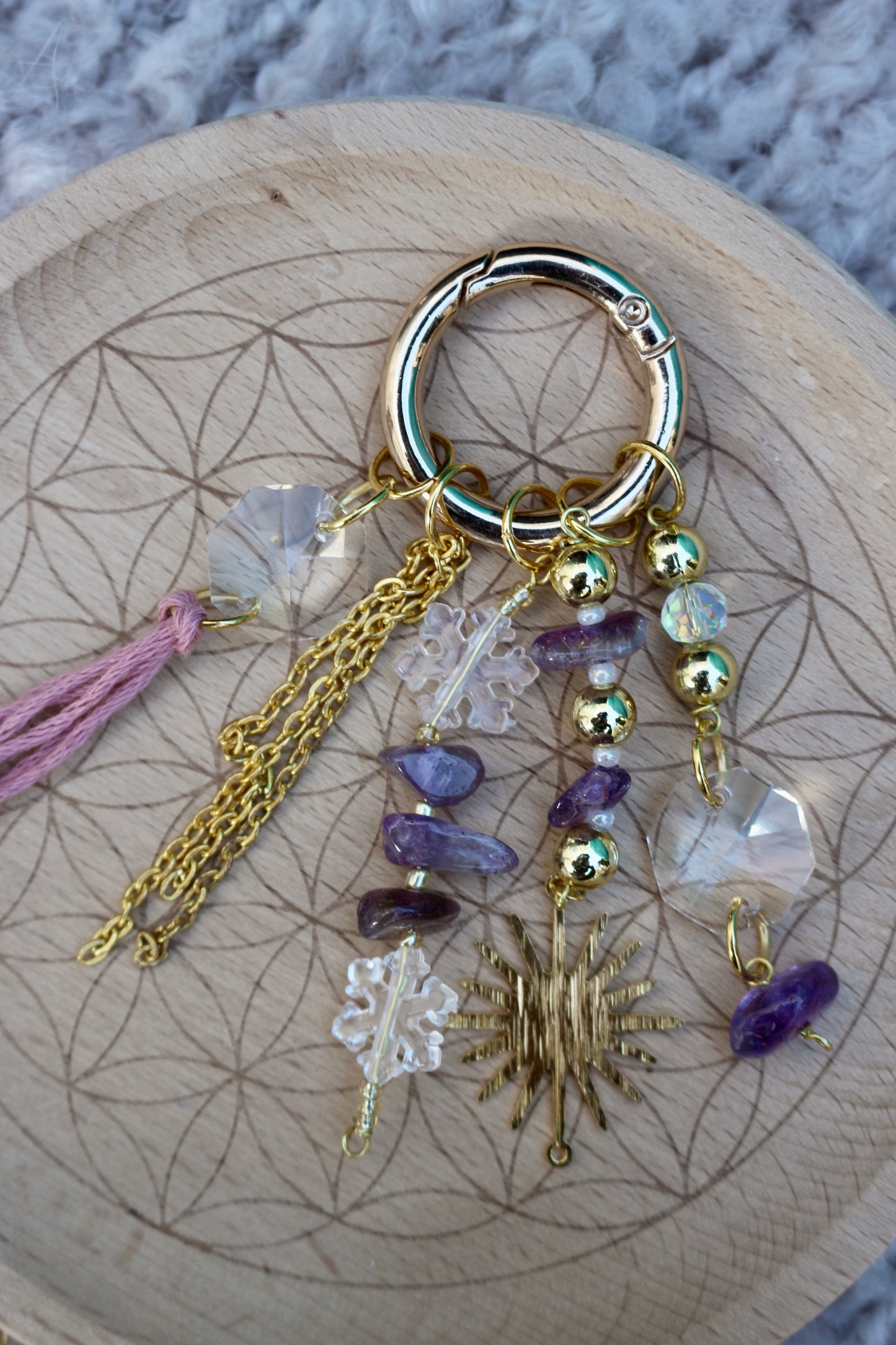 Porte clé, bijou de sac attrape soleil Ollasun. Modèle Alba composé d'améthyste 