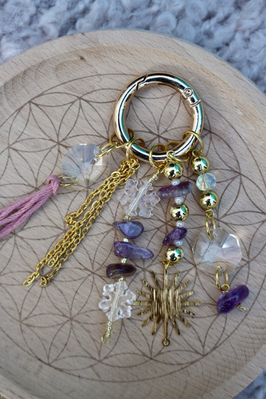 Porte clé, bijou de sac attrape soleil Ollasun. Modèle Alba composé d'améthyste 