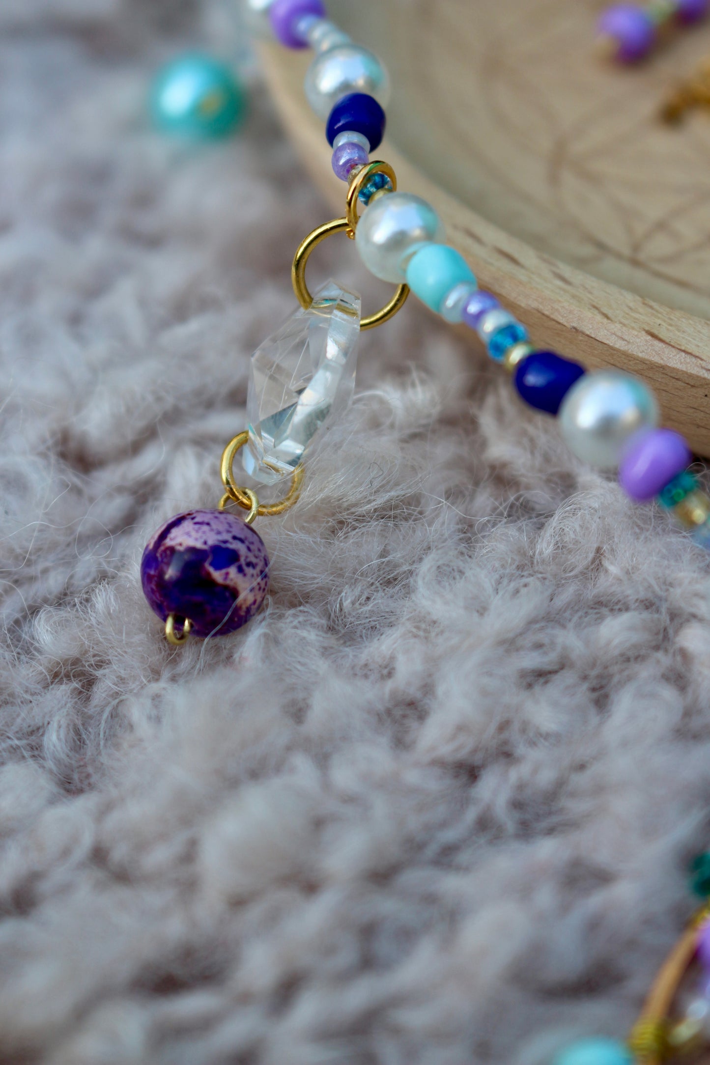 Attrape soleil / suncatcher par Ollasun. Modèle Amaya composé de pierres naturelles d'e jaspe violet 
