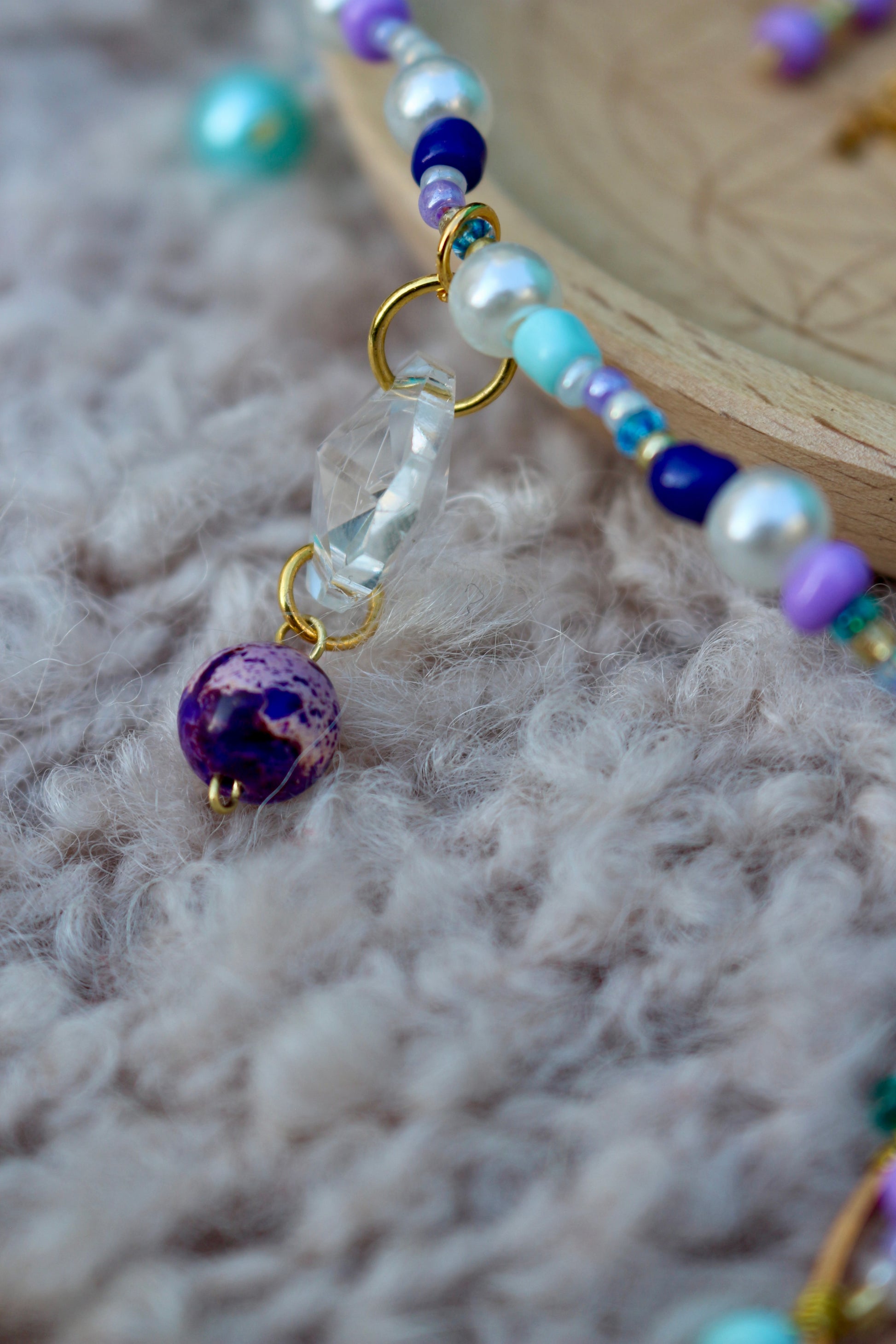 Attrape soleil / suncatcher par Ollasun. Modèle Amaya composé de pierres naturelles d'e jaspe violet 
