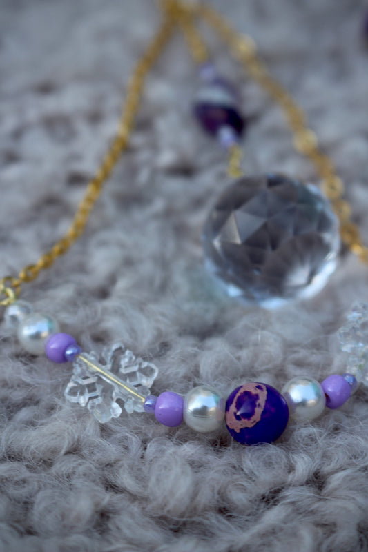 Attrape soleil / suncatcher par Ollasun. Modèle Eïra composé d'améthyste et de jaspe violet  