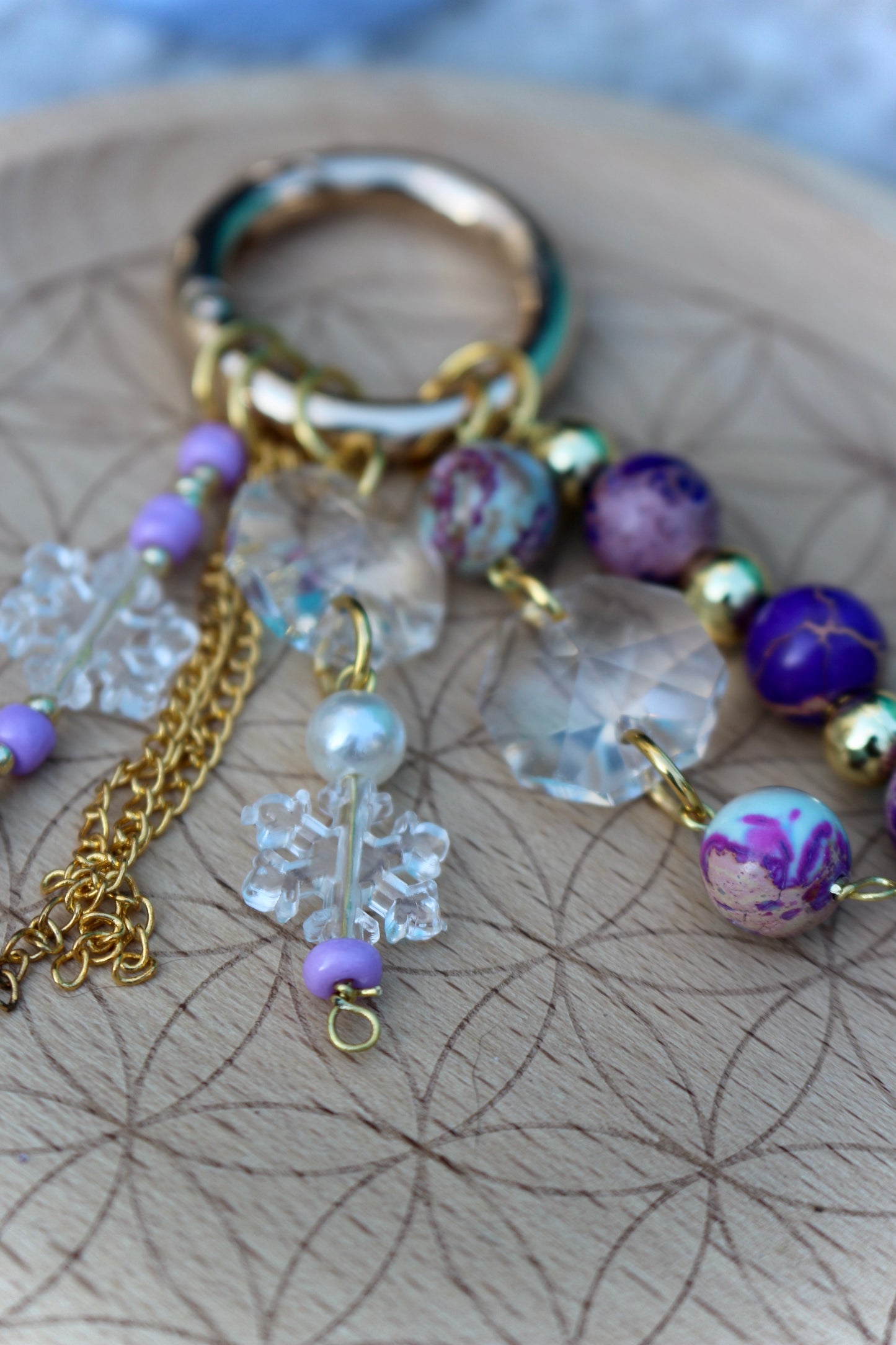 Porte clé, bijou de sac attrape soleil Ollasun. Modèle Calis composé de jaspe violet