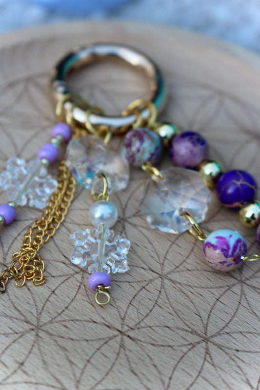 Porte clé, bijou de sac attrape soleil Ollasun. Modèle Calis composé de jaspe violet