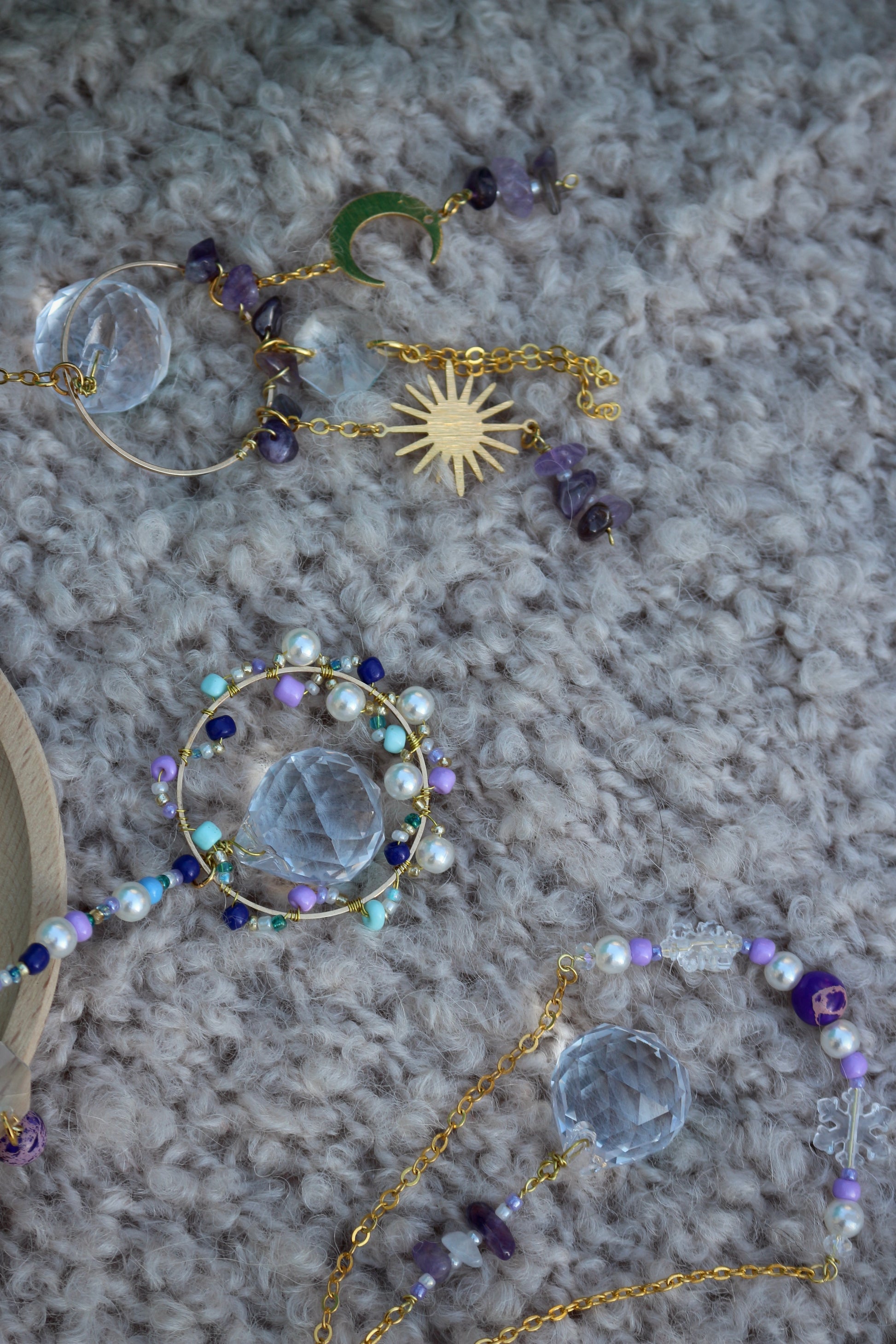 Attrape soleil / suncatcher par Ollasun. Modèle Eïra, Elva et Amaya