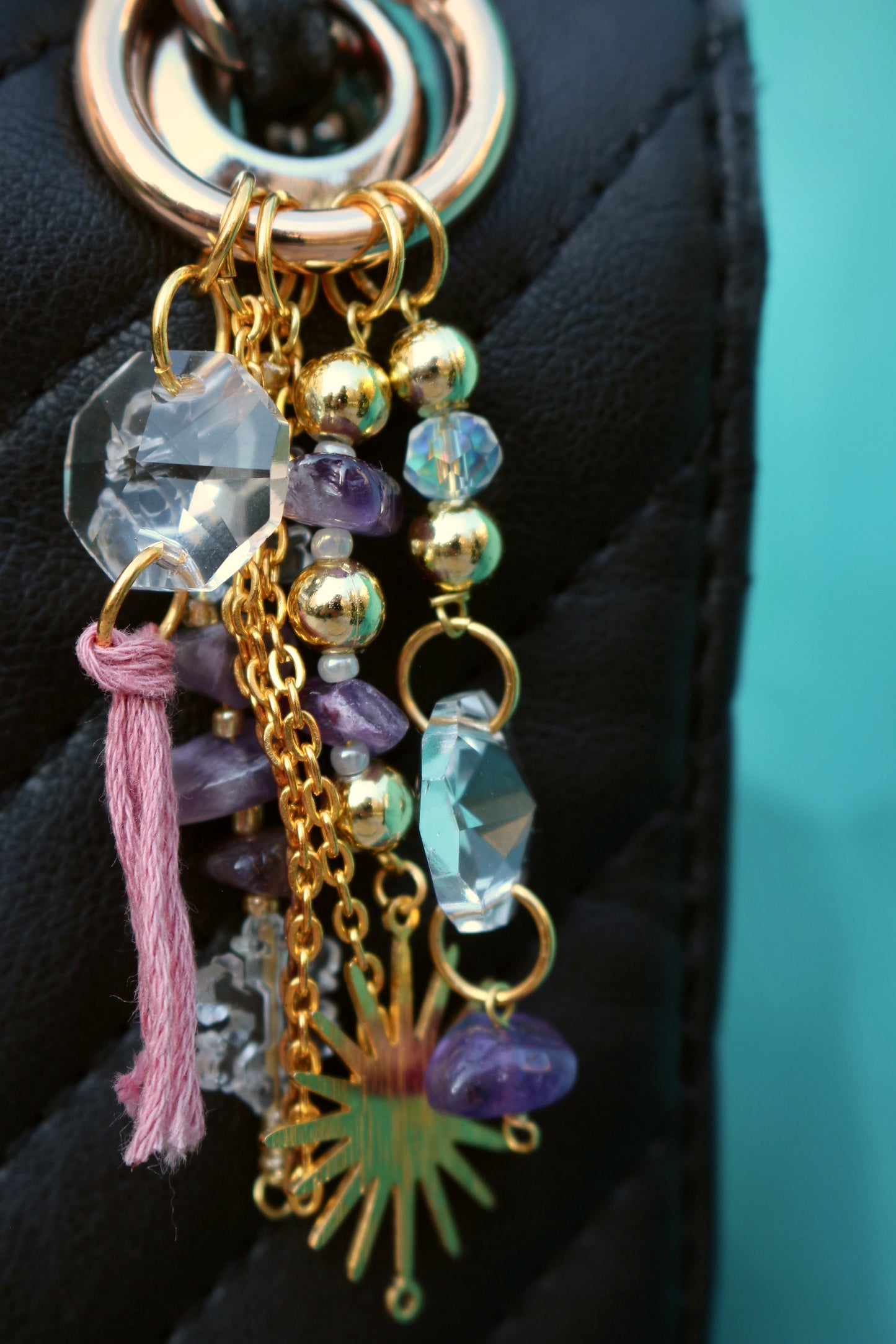 Détail des pierres naturelles d’améthyste du modèle Abla de la collection Calÿa d'Ollasun. Idéal pour sac à main ou porte clé.