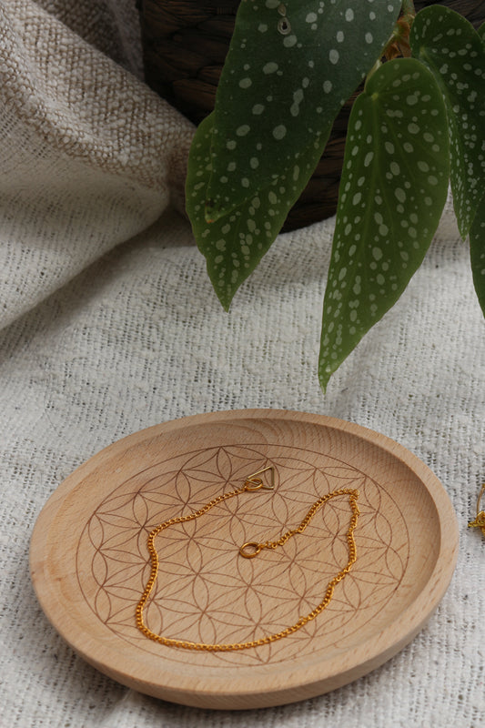 Découvrez OLLASUN, des suncatchers artisanaux inspirés par la nature et la lumière pour illuminer votre intérieur avec magie, douceur et bien-être. Créés à la main en France, nos capteurs de soleil apportent des arcs-en-ciel et une touche spirituelle à votre quotidien.