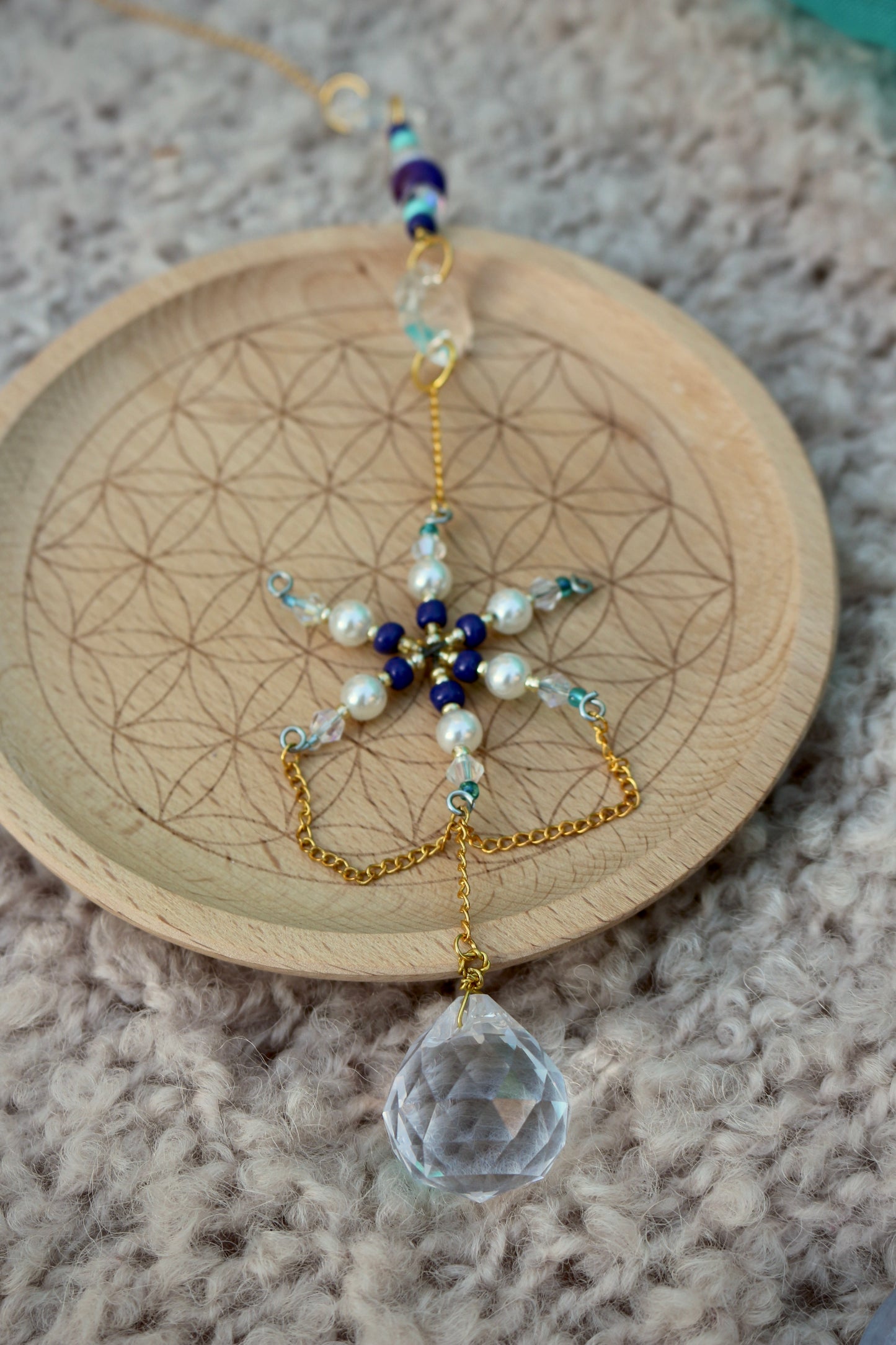 Attrape soleil / suncatcher par Ollasun. Modèle Sélia composé d'une jaspe violet 