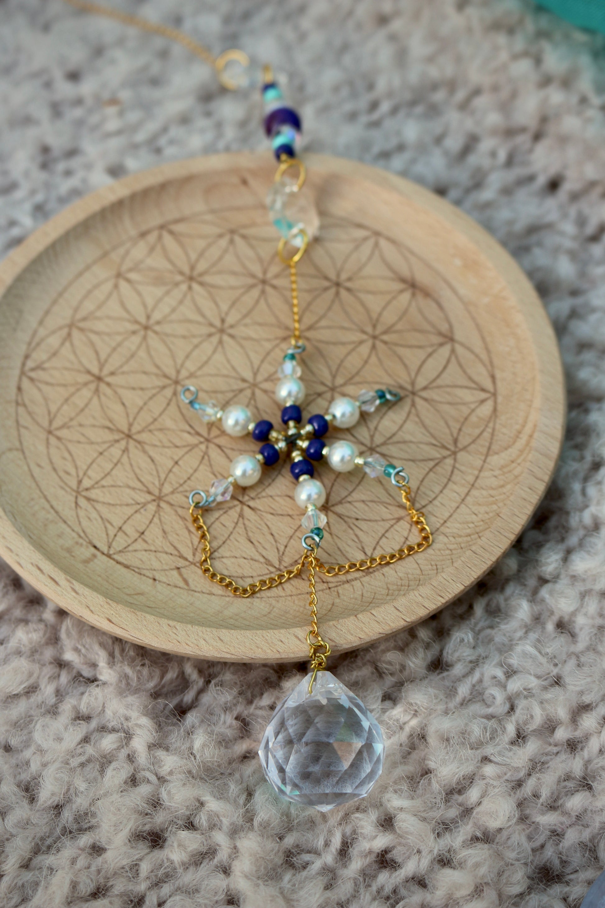 Attrape soleil / suncatcher par Ollasun. Modèle Sélia composé d'une jaspe violet 