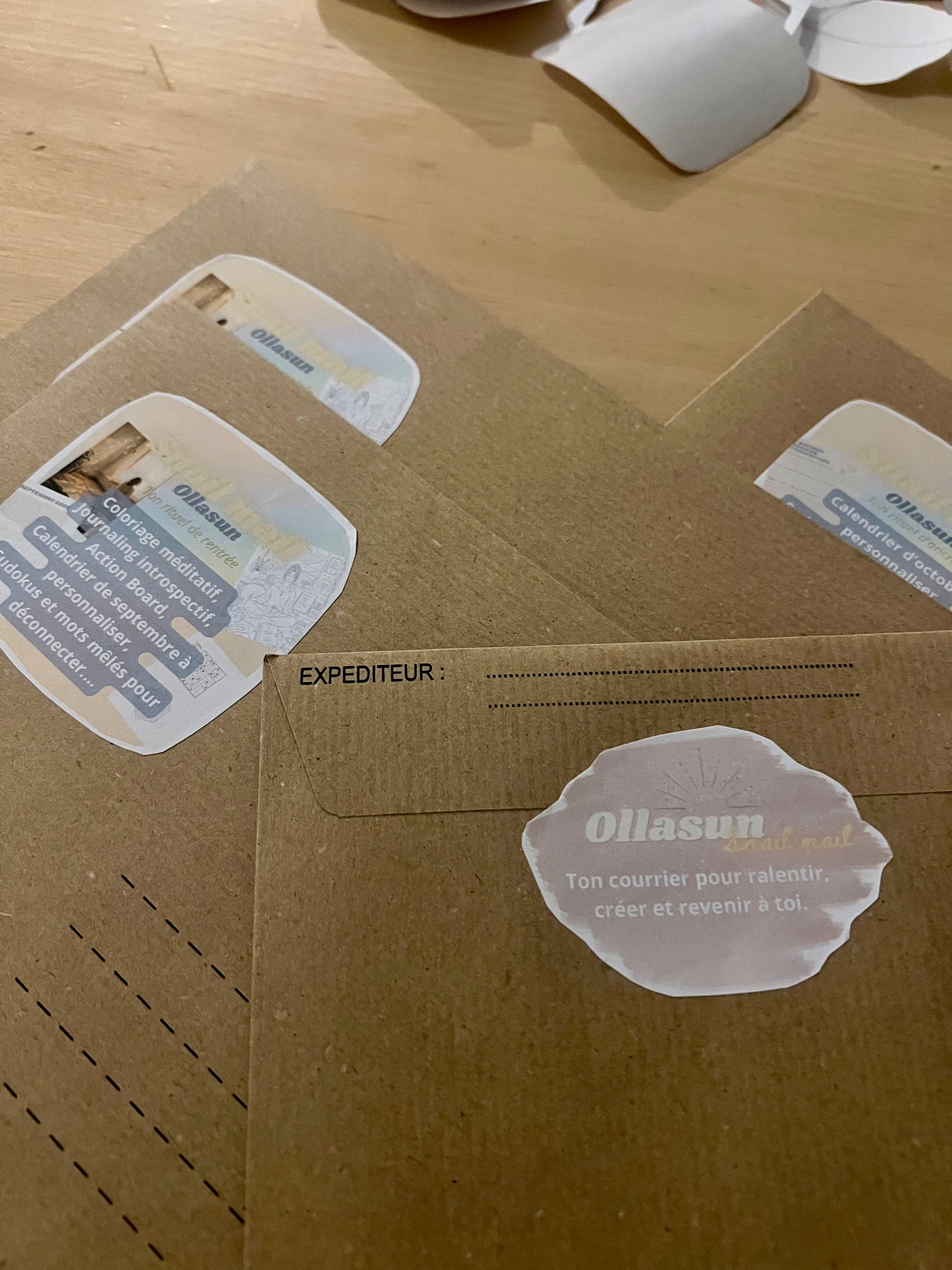 Snail Mail Ollasun d'octobre avec coloriage méditatif, calendrier, jeux et activités créatives autour de l'ancrage