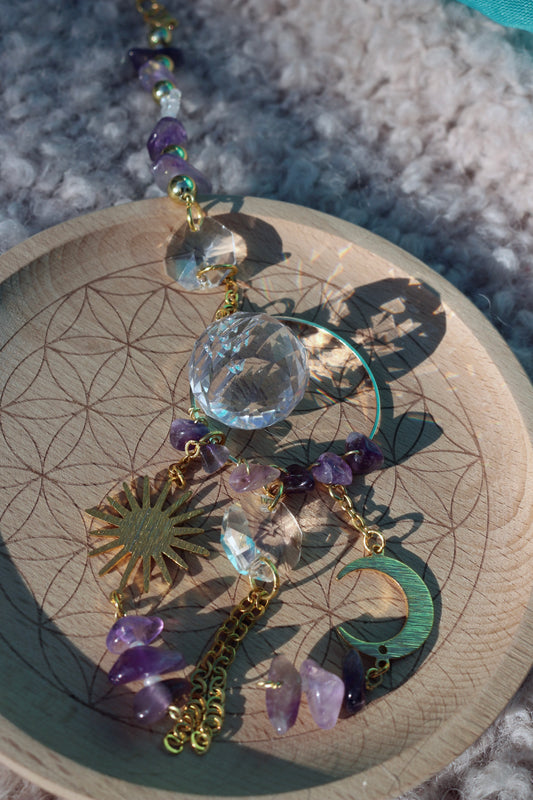 Attrape soleil / suncatcher par Ollasun. Modèle Elva composé de pierres naturelles d'Améthyste. 