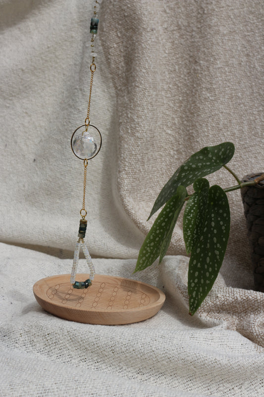 
OLLASUN est une marque artisanale française née du désir profond de ralentir, de reconnecter à soi et de réenchanter le quotidien.

Nos suncatchers – ou attrape-soleil – transforment les rayons du soleil en reflets arc-en-ciel, apportant paix, magie et énergie douce aux intérieurs.