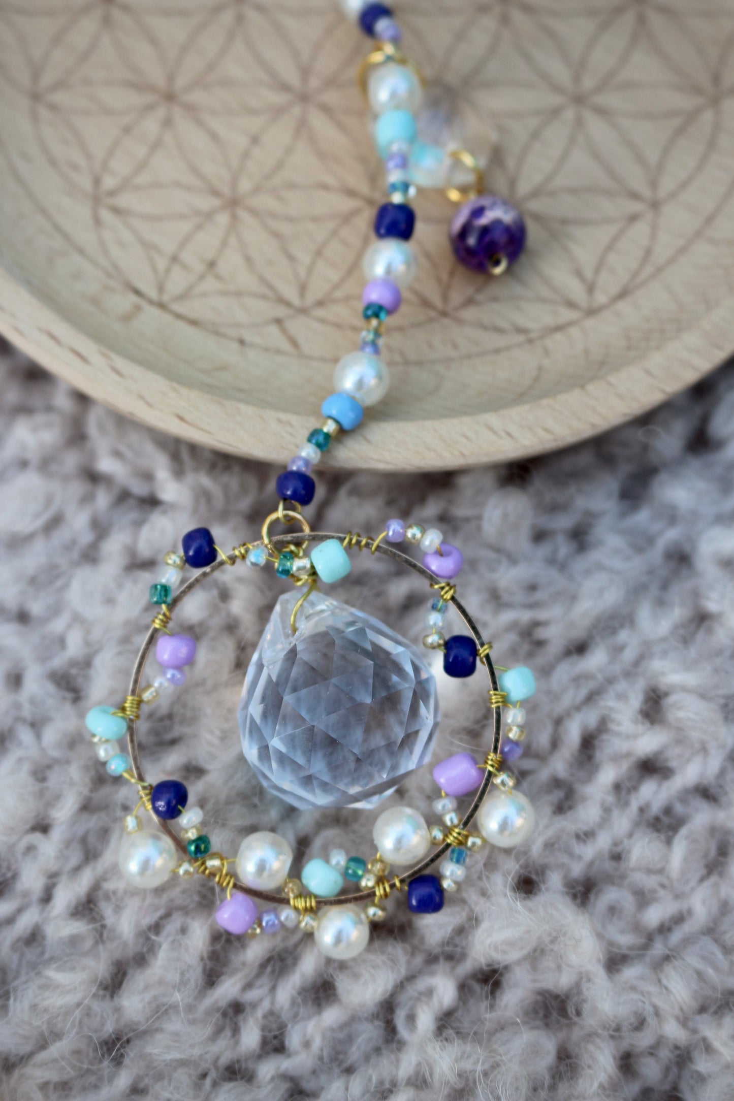 Attrape soleil / suncatcher par Ollasun. Modèle Amaya composé de pierres naturelles de jaspe violet 