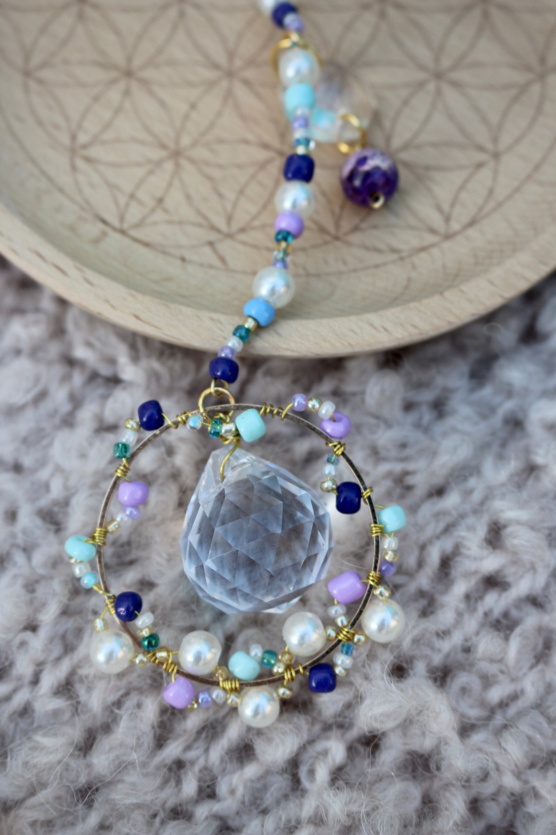 Attrape soleil / suncatcher par Ollasun. Modèle Amaya composé de pierres naturelles de jaspe violet 