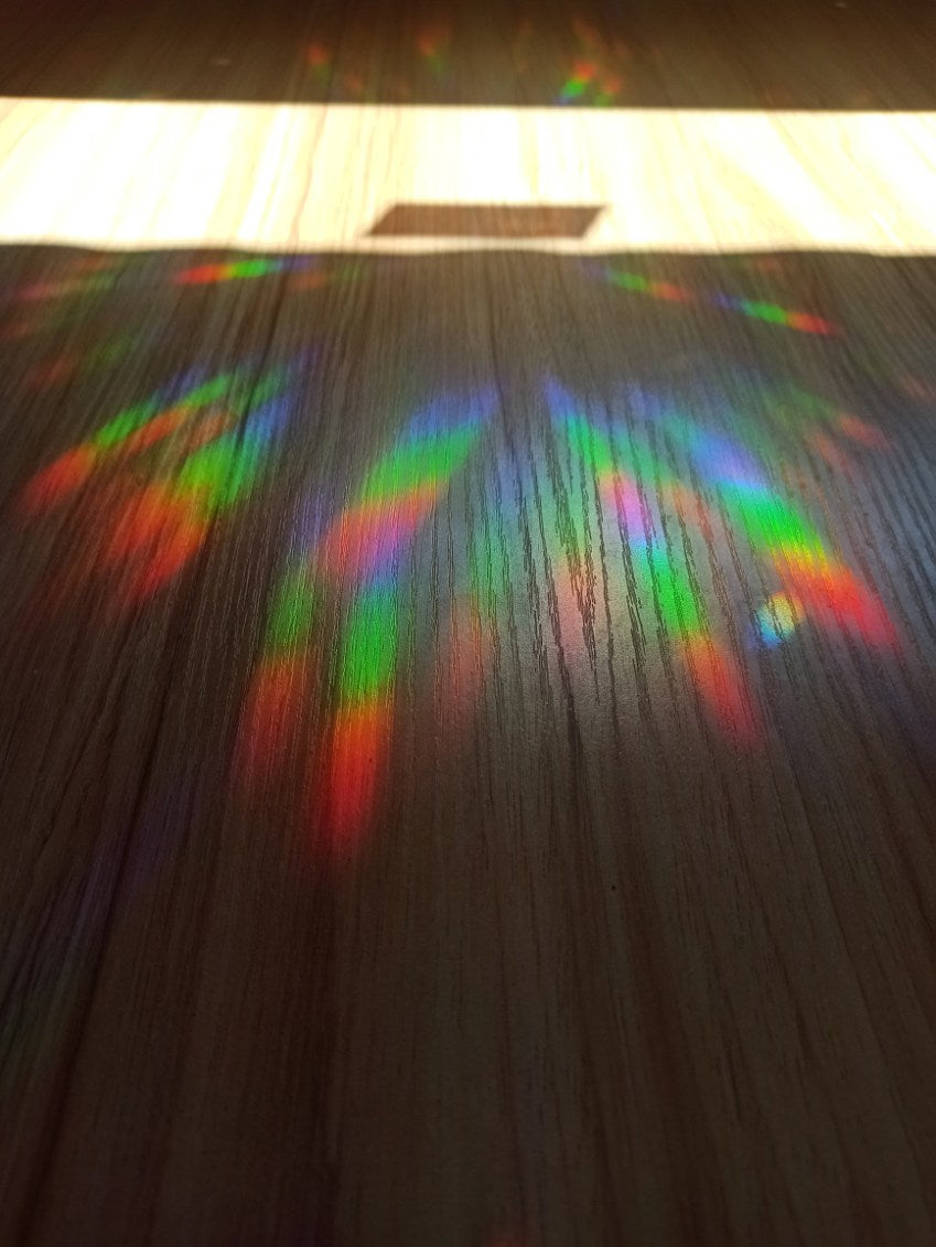 reflet arc en ciel d'un stickers suncatcher ollasun attrape soleil 